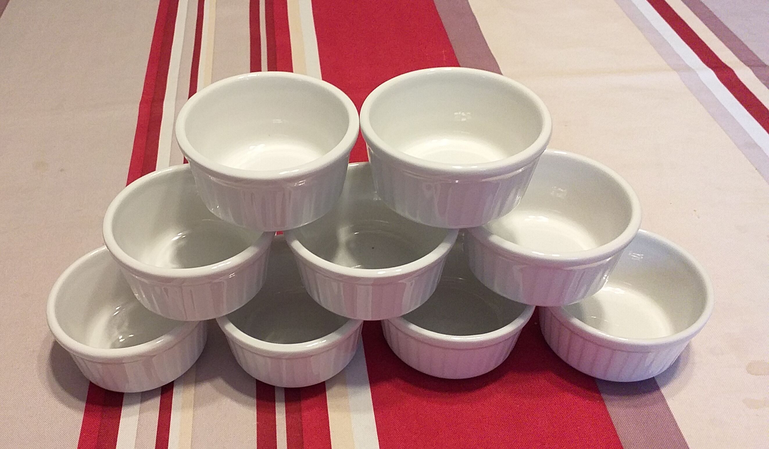 Lot of 9 pleated ramekins in white porcelain