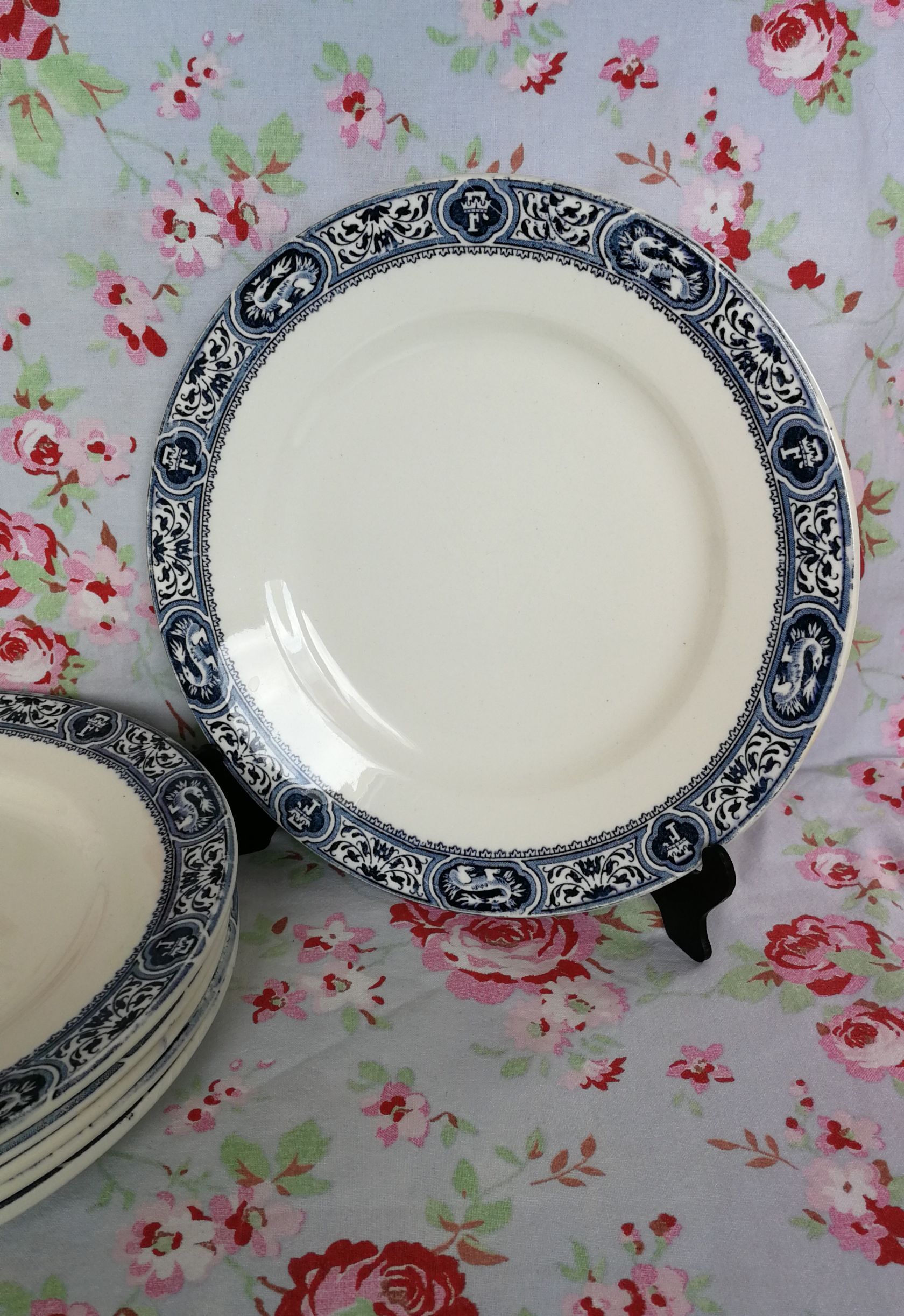 6 flat plates made of blue iron earth from Salins, François 1st