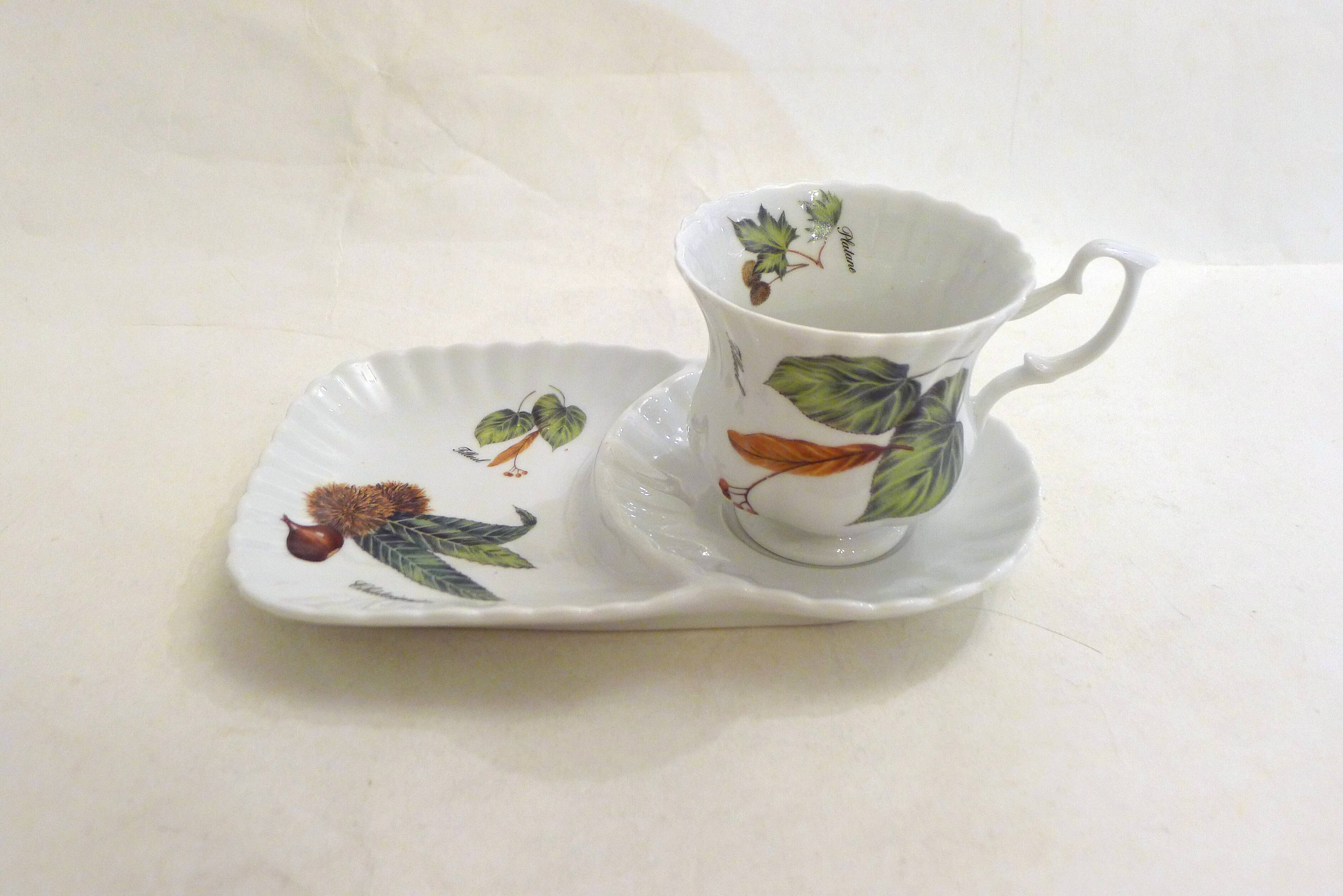 Tea cup, solitary service, naturalistic decoration, in Limoges porcelain.
