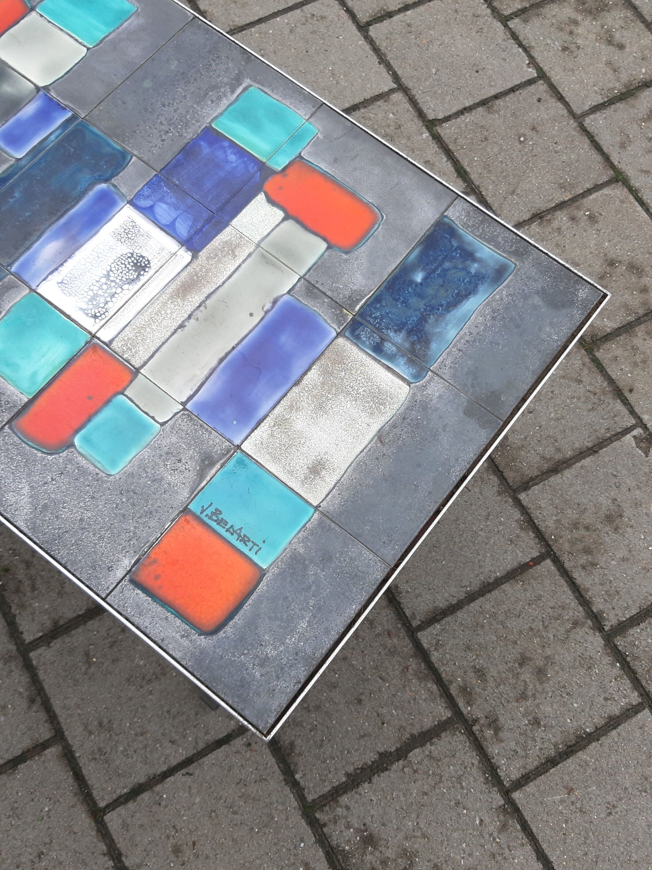 Ceramic coffee table by Juliette Belarti