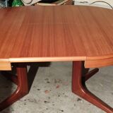 Baumann Scandinavian round table