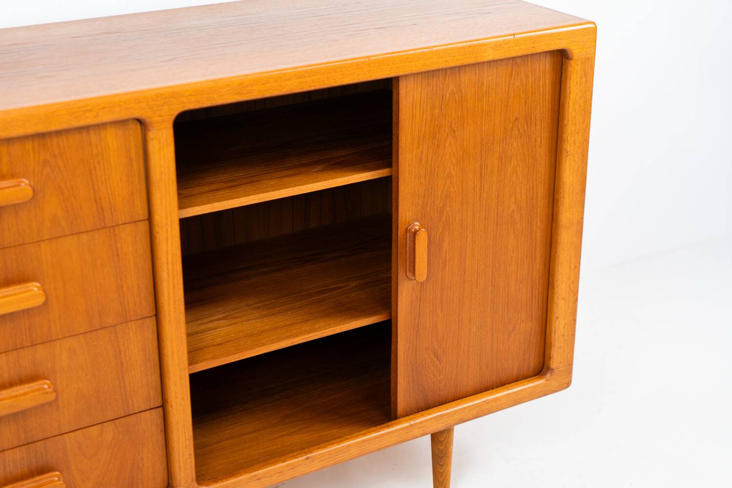 Buffet en teck avec portes à tambour par Silkeborg (Danemark, années 1960).