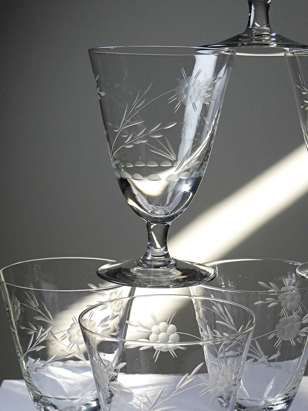 8 engraved crystal wine glasses with a floral design, Bohemia, early 20th century.