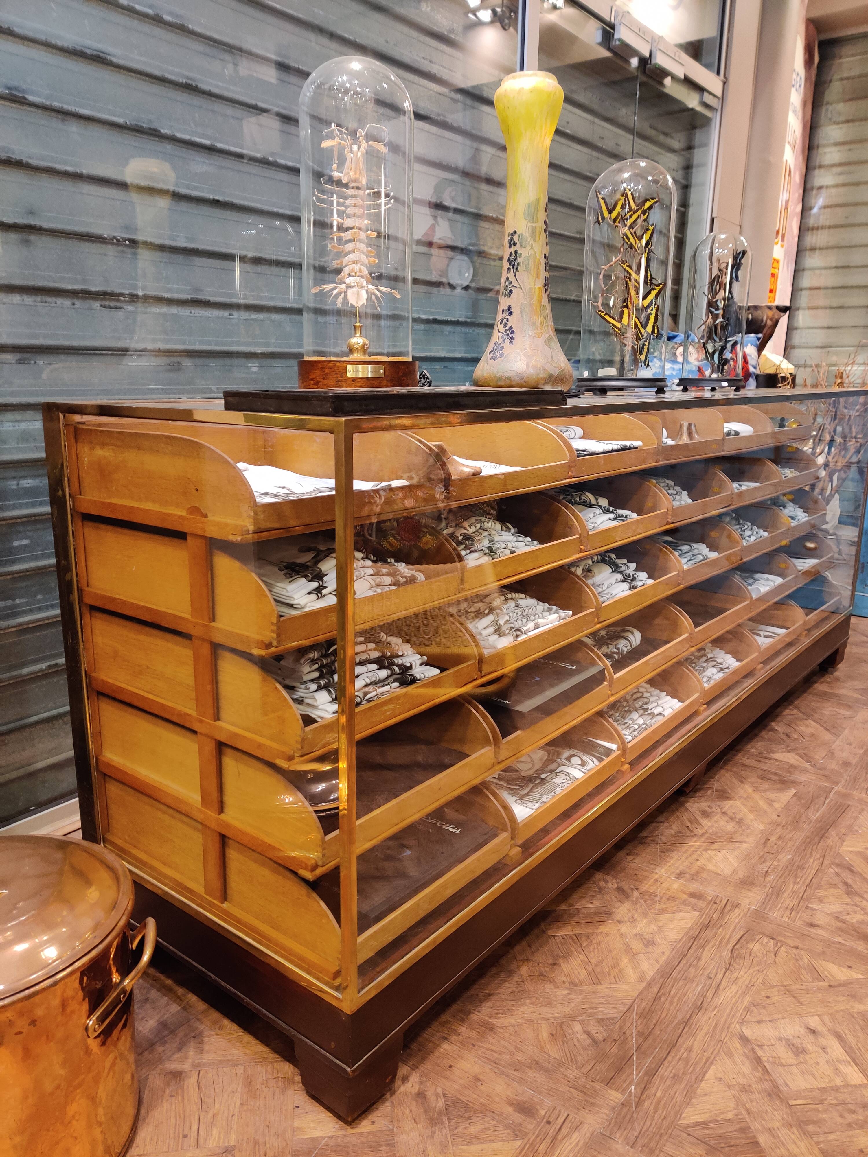 Meuble de chemisier anglais en bois et laiton