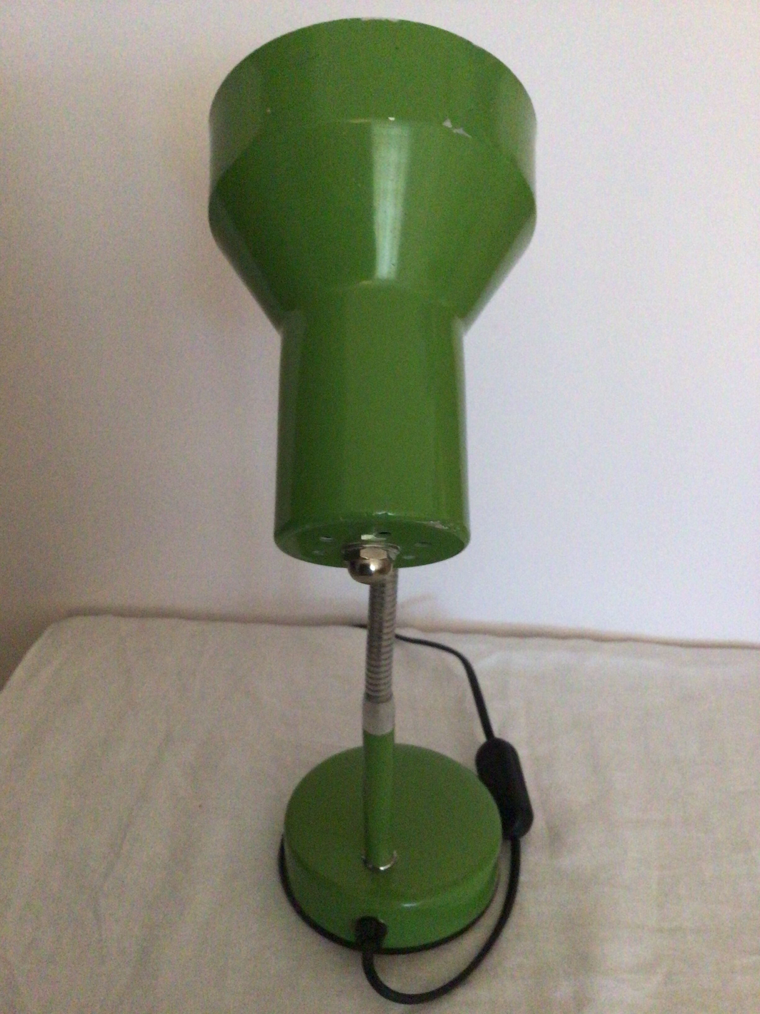 Lampe de table articulée flexible couleur vert olive métal chromé vintage.