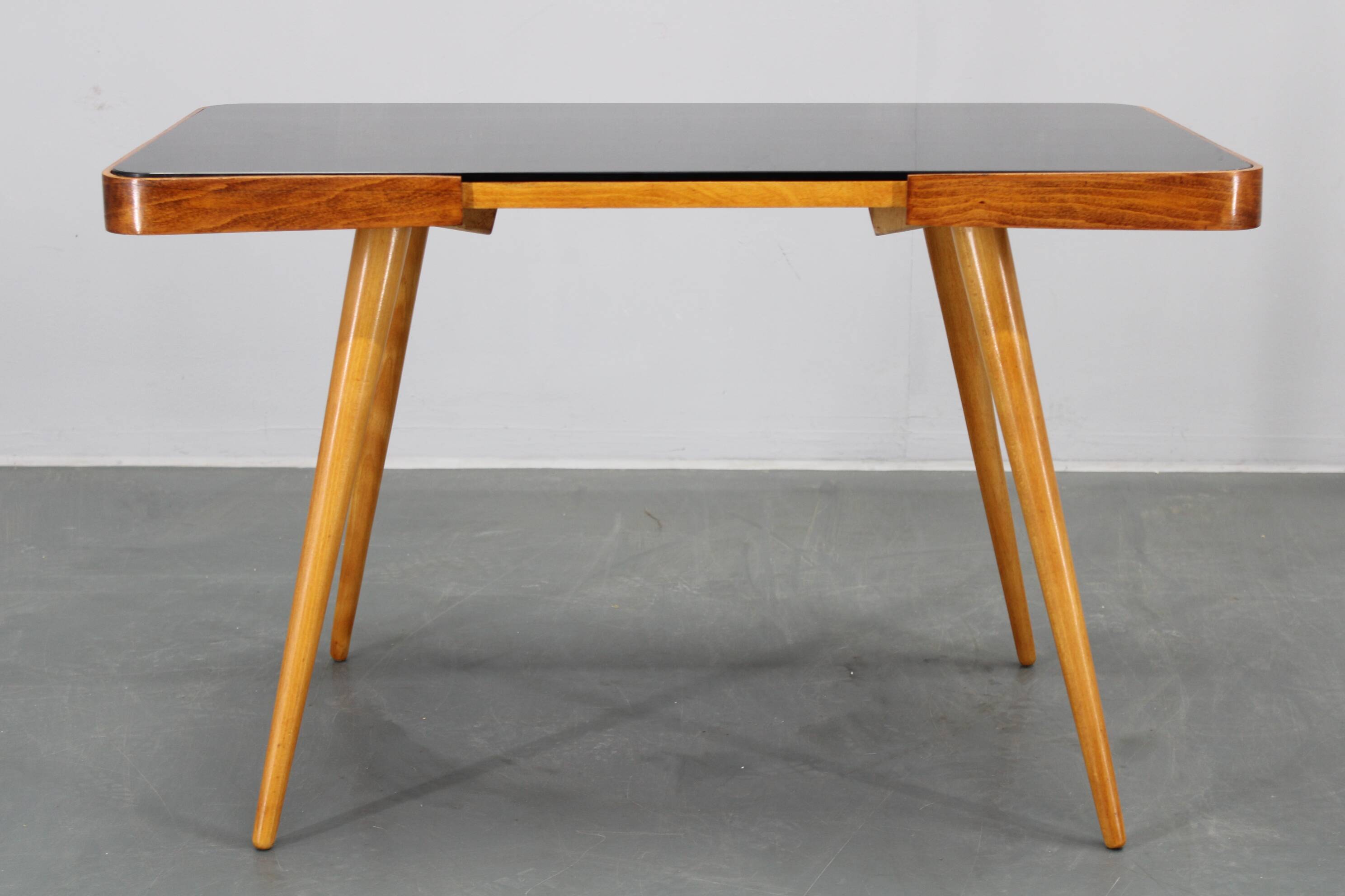 Table basse en hêtre et en verre opaque, années 1960, Tchécoslovaquie