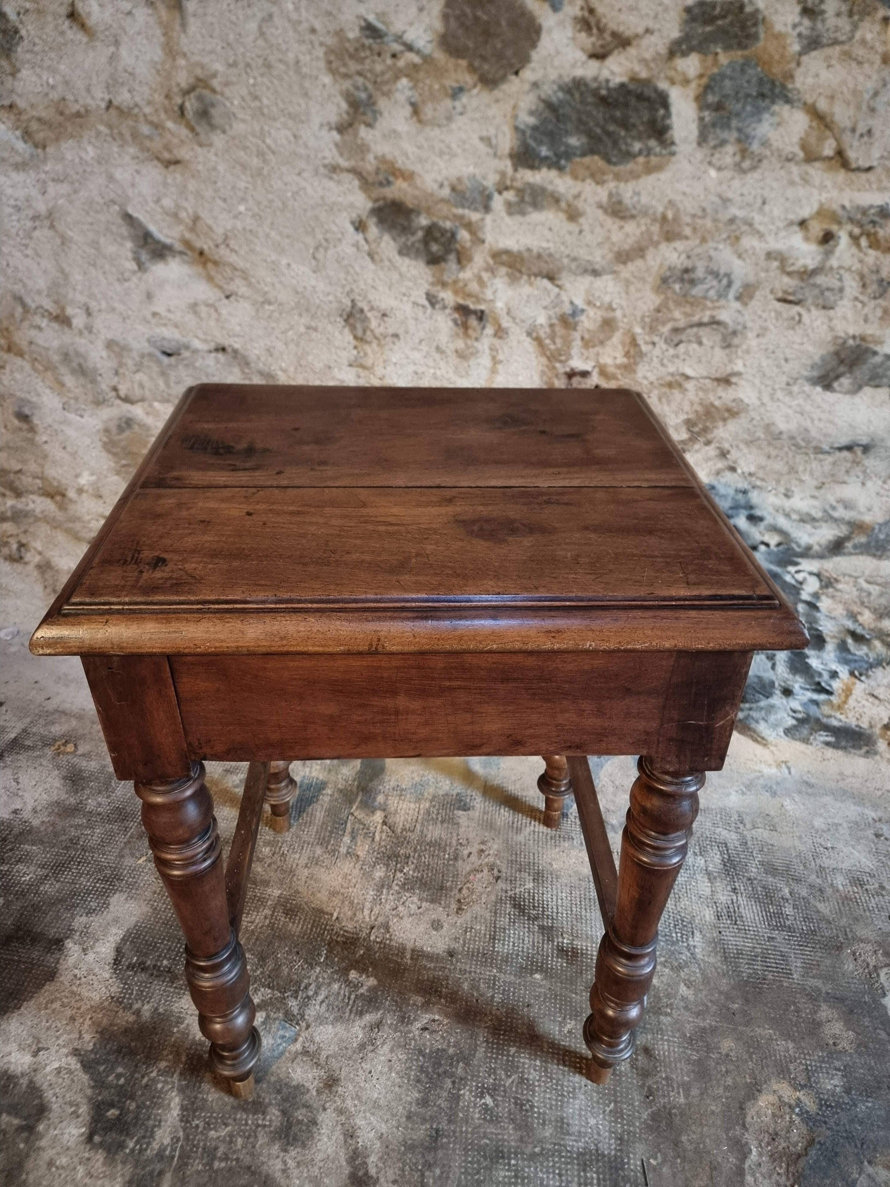 Antique French side table in walnut – 19th century, Louis Philippe style, solid walnut table with drawer (1870–1900)
