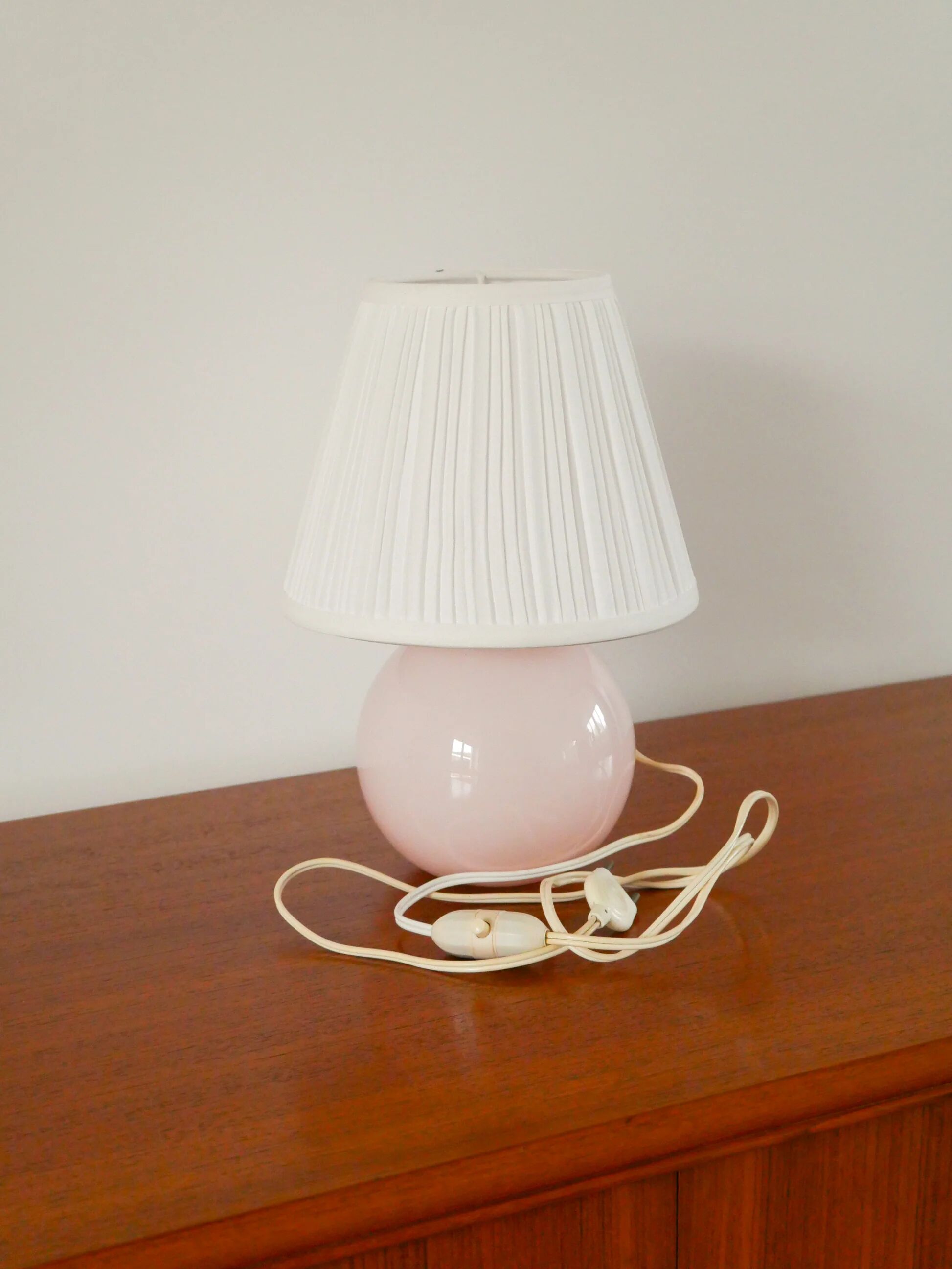 Lampe boule à poser en opaline, rose, art déco, 1930