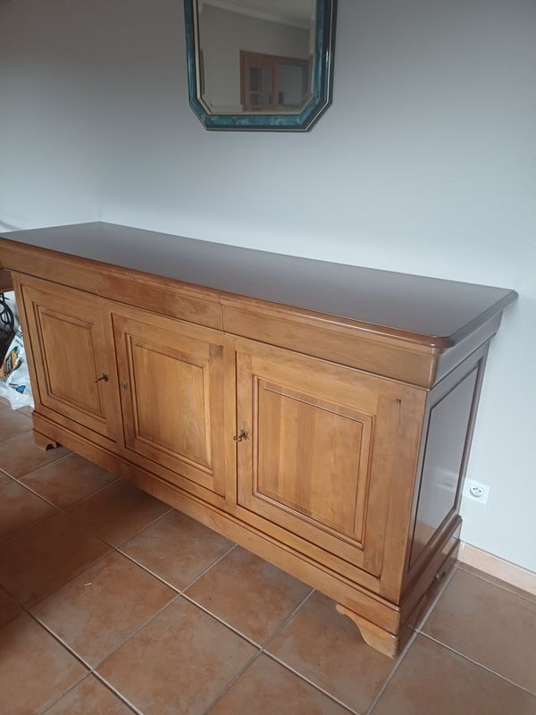 Low buffet in solid cherry wood, 3 doors, 3 drawers.
