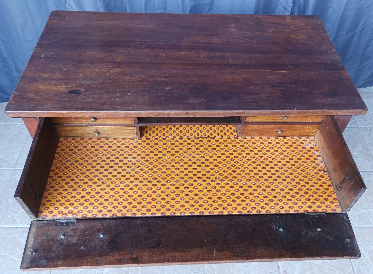 Secretary commode with a cross design from the Restoration period in walnut.