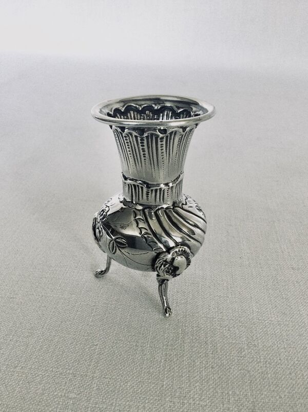 Vase tripode soliflore en argent