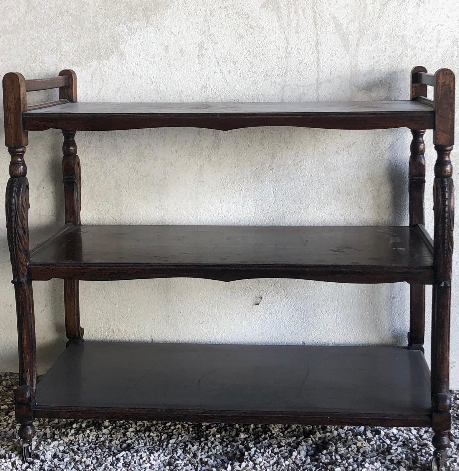 Service with tinted wooden wheels