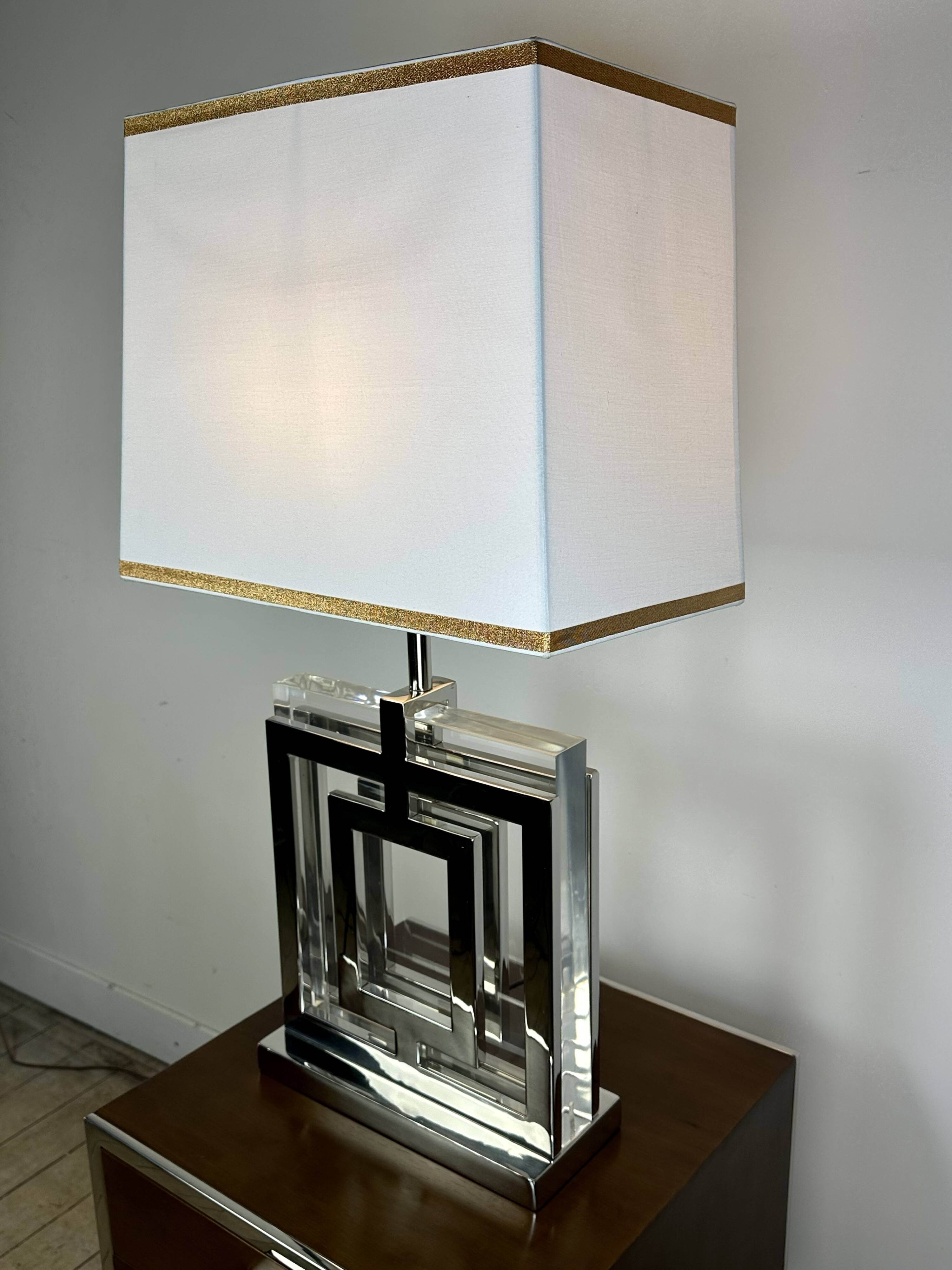 Lampe style Art déco en aluminium chromé et altuglas, années 2000