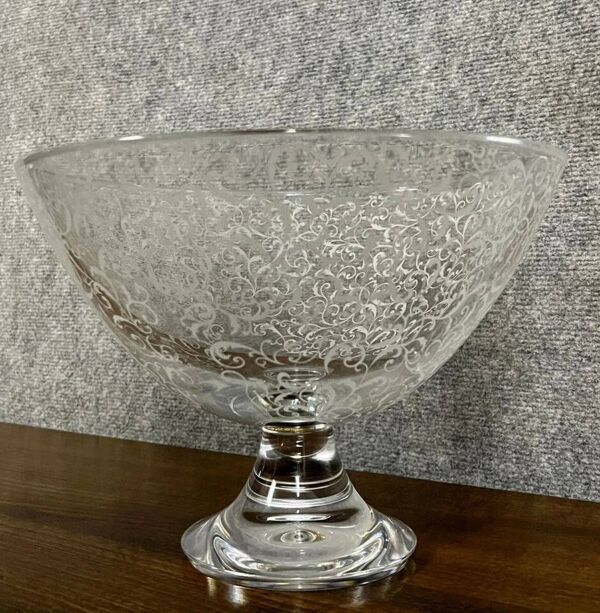 Importante coupe de centre de table sur piédouche en cristal de Baccarat