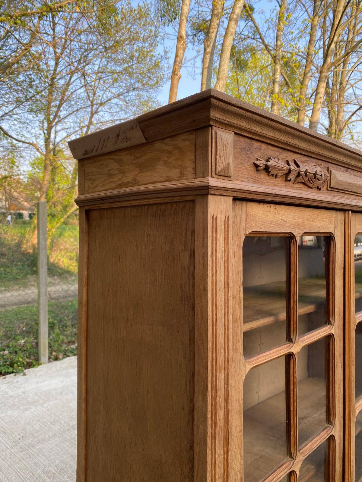 Parisian Art Deco display cabinet from 1950, renovated in raw solid oak, 101cm.