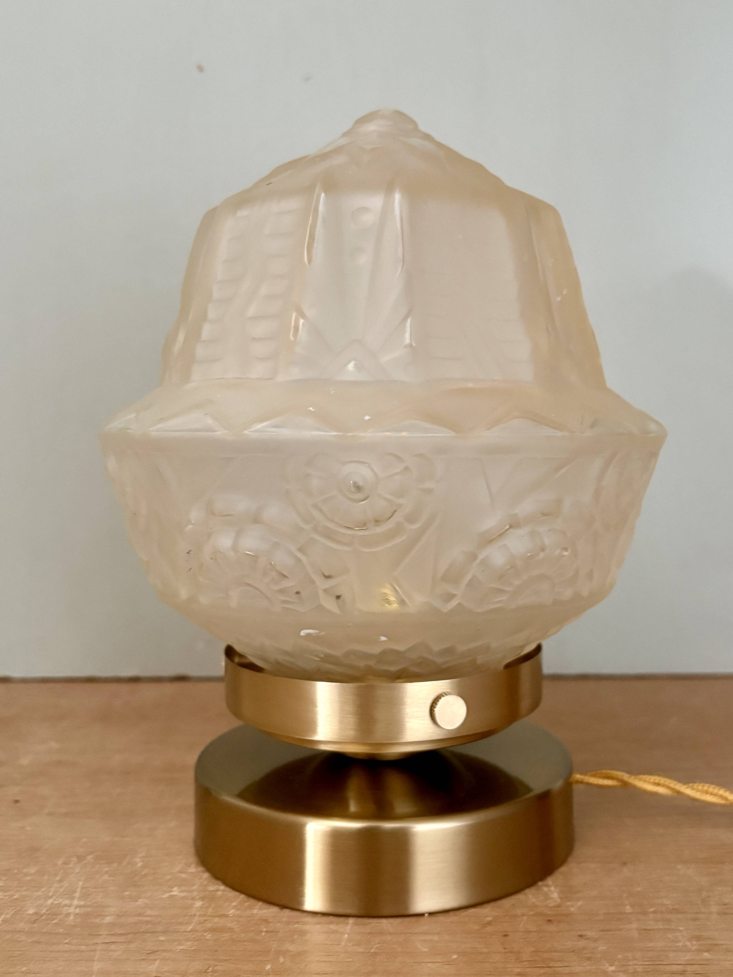Vintage art deco globe table lamp in frosted glass