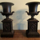 Pair of Medici vases, cast iron, on base
