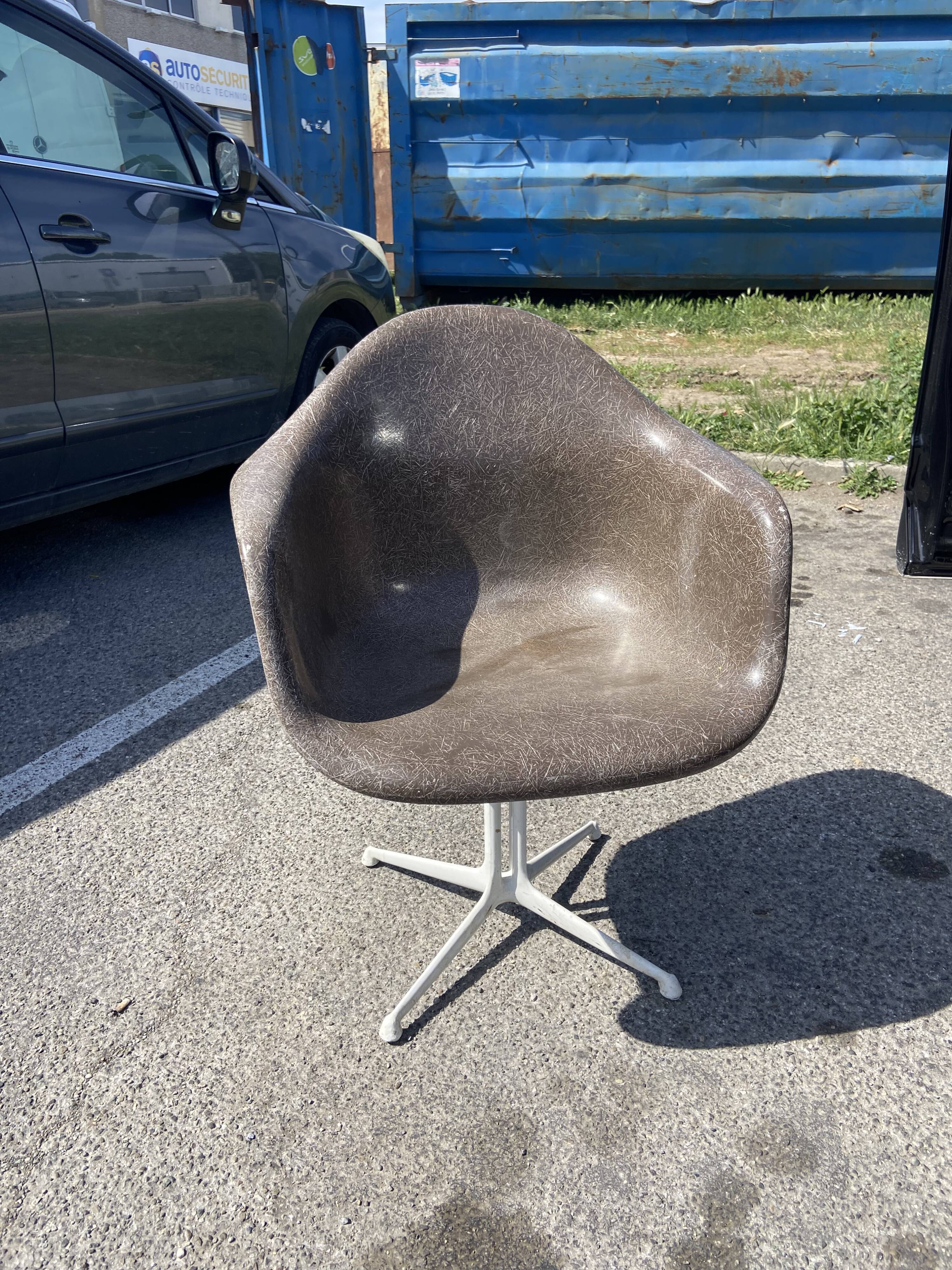 Armchair by Charles & Ray Eames La Fonda