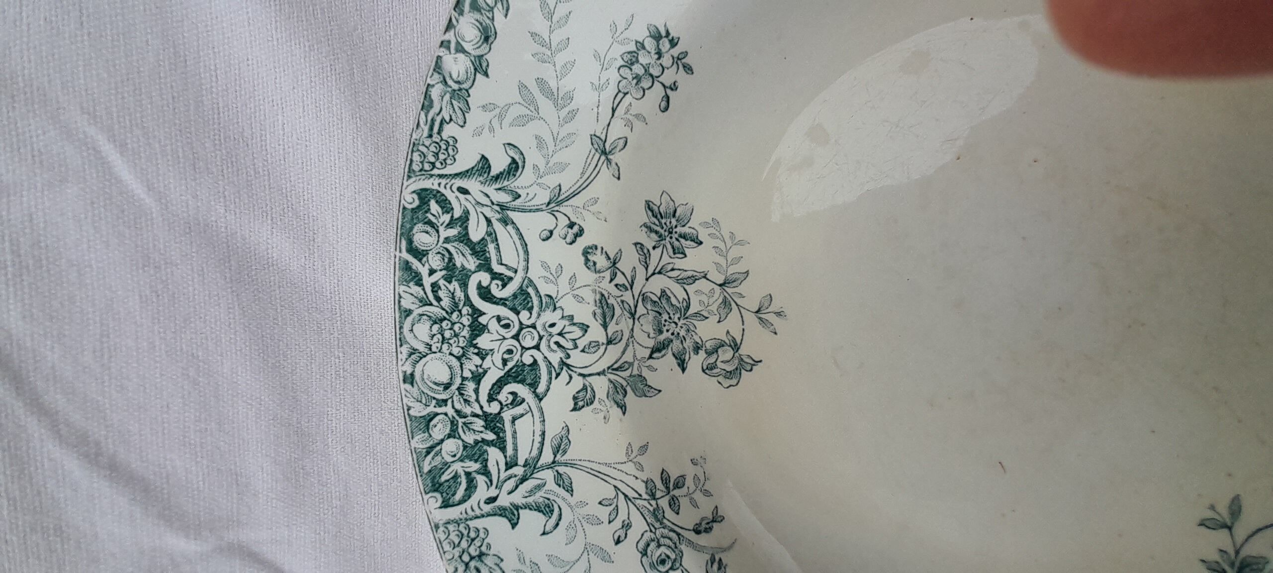 Lebacqz and Bouchart plate fruit model in earthenware of Saint Amand
