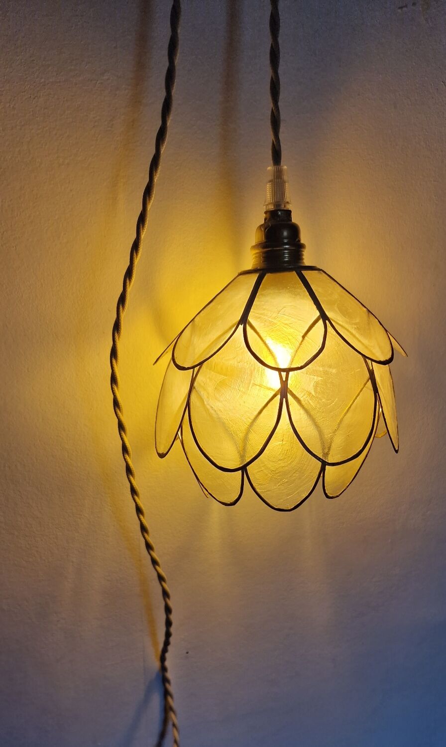Mother-of-pearl flower in portable lamp or suspension