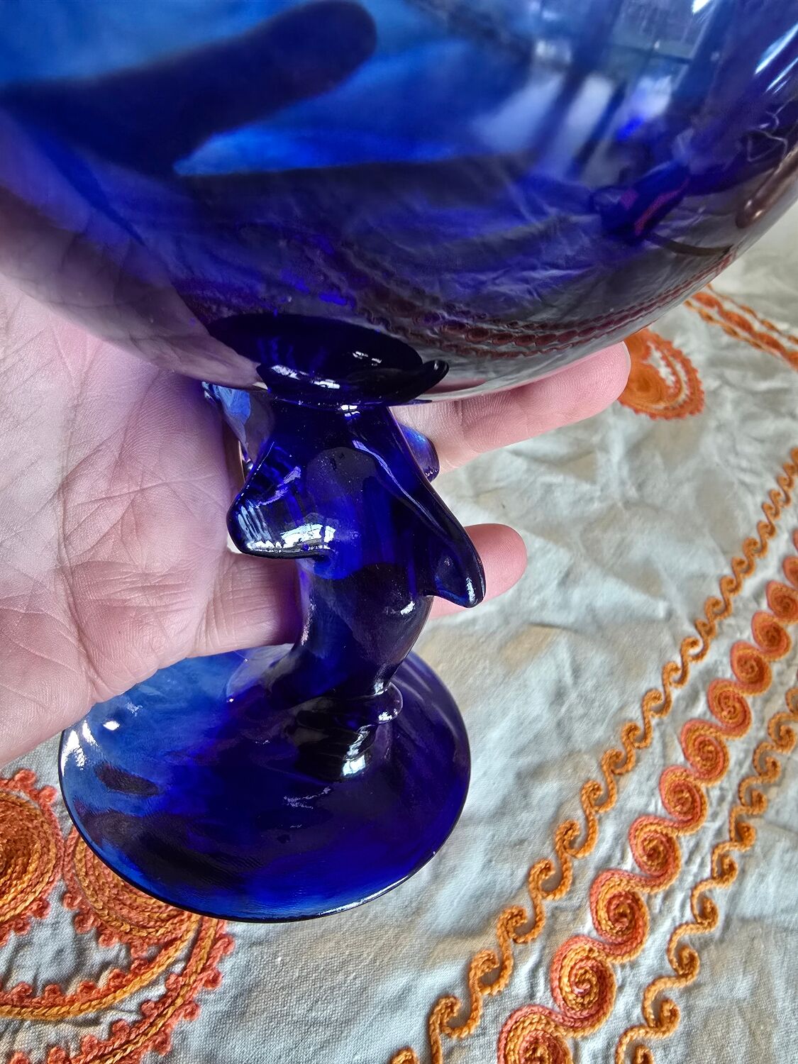Coupe vintage La Rochère bleu cobalt sur pied