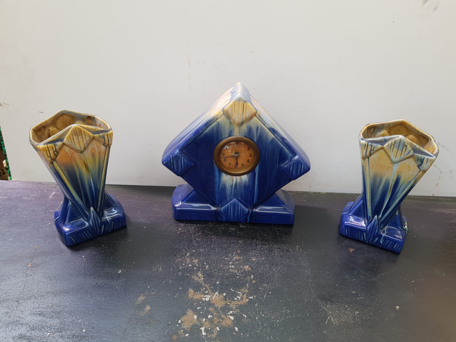 Art deco mantel clock with 2 vintage blue and white ceramic vases