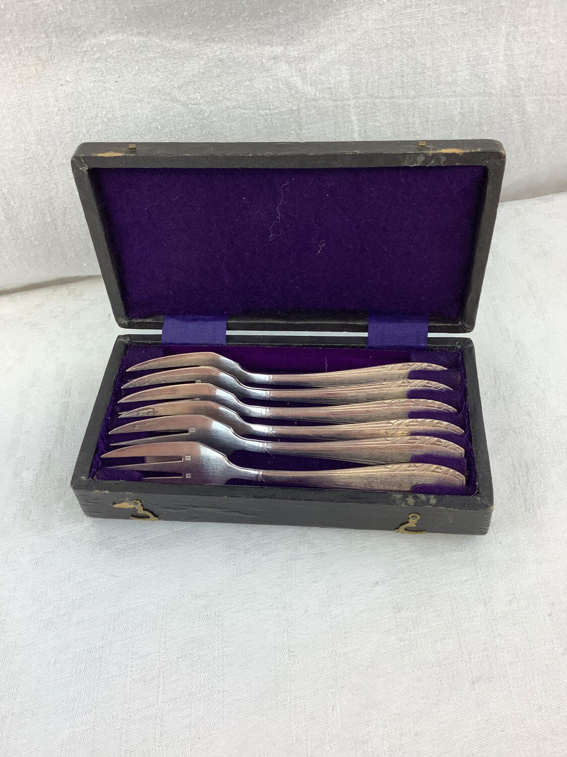 6 antique dessert forks, in silver with hallmark.