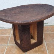 African monoxyle side table in carved wood with a curved top, 48x36 cm.