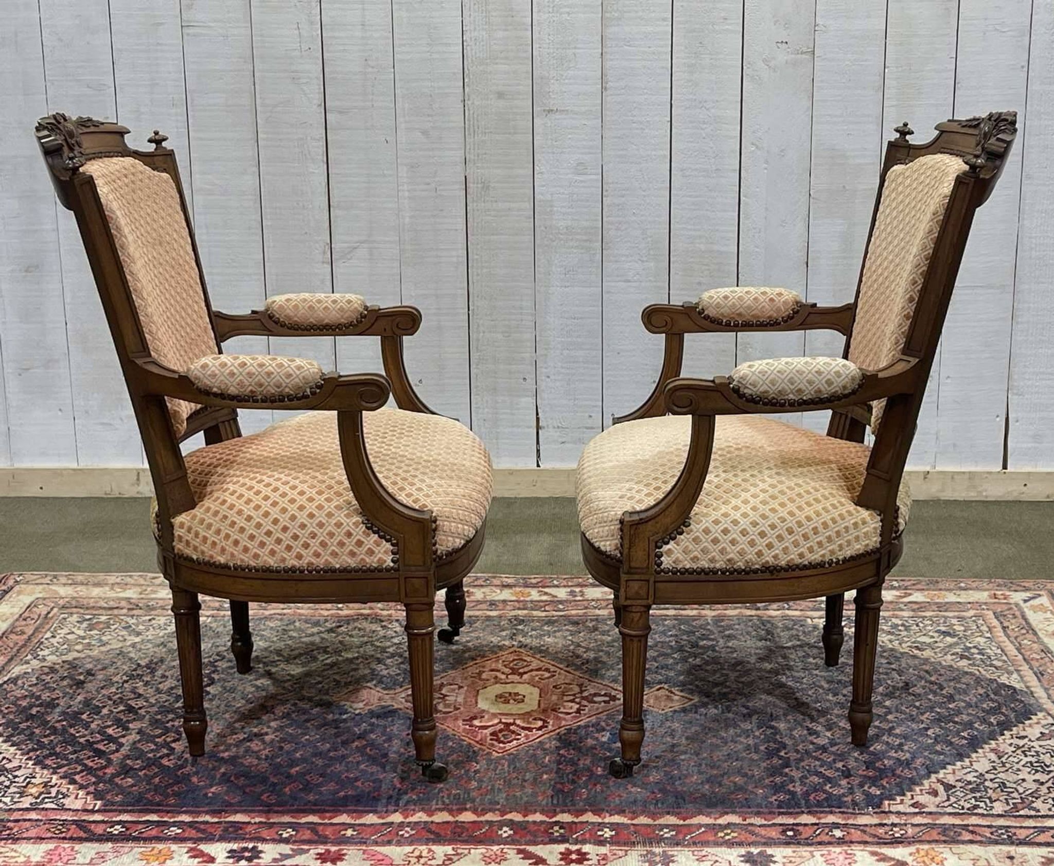 Paire de fauteuils Louis XVI début XXème en noyer