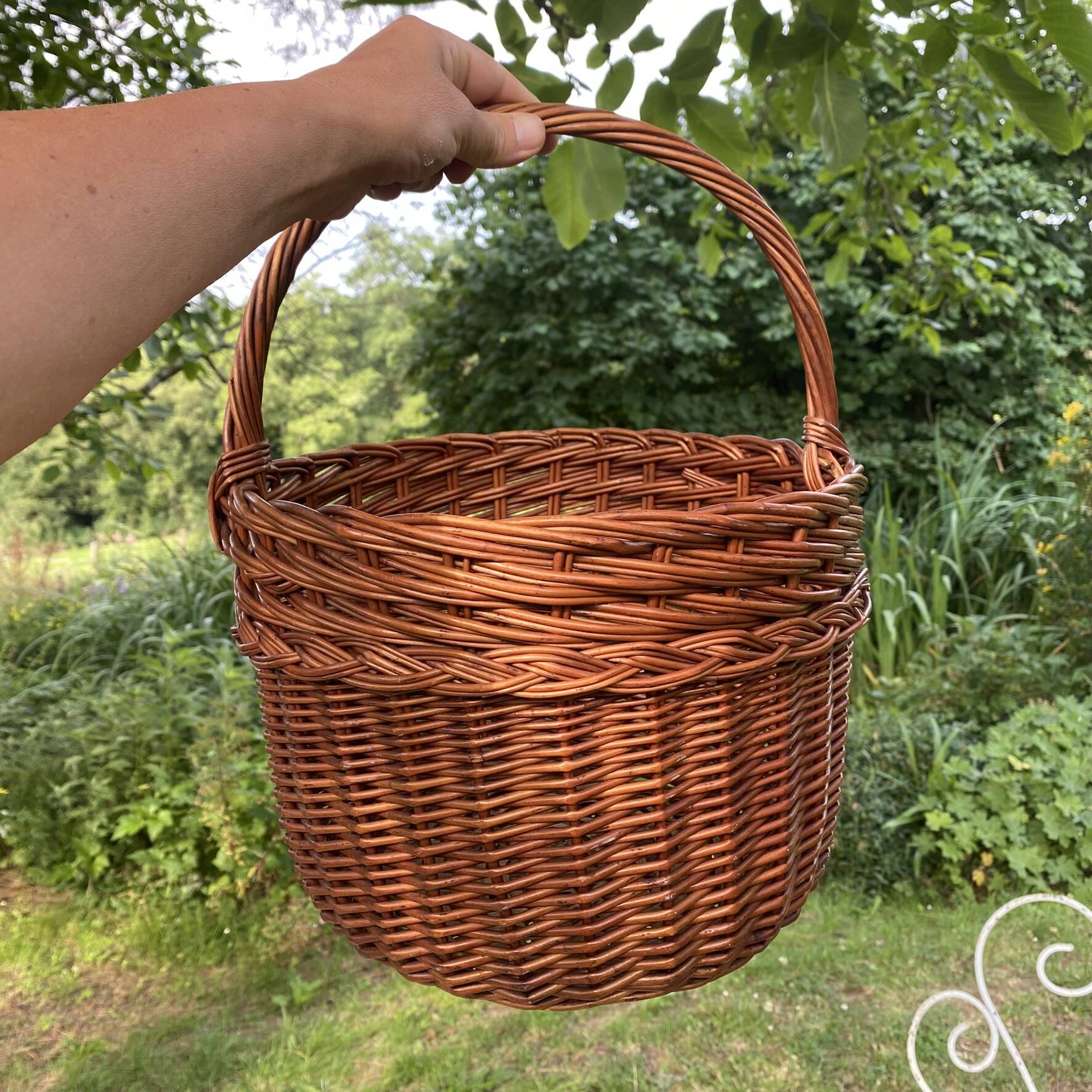 Woven wicker round basket