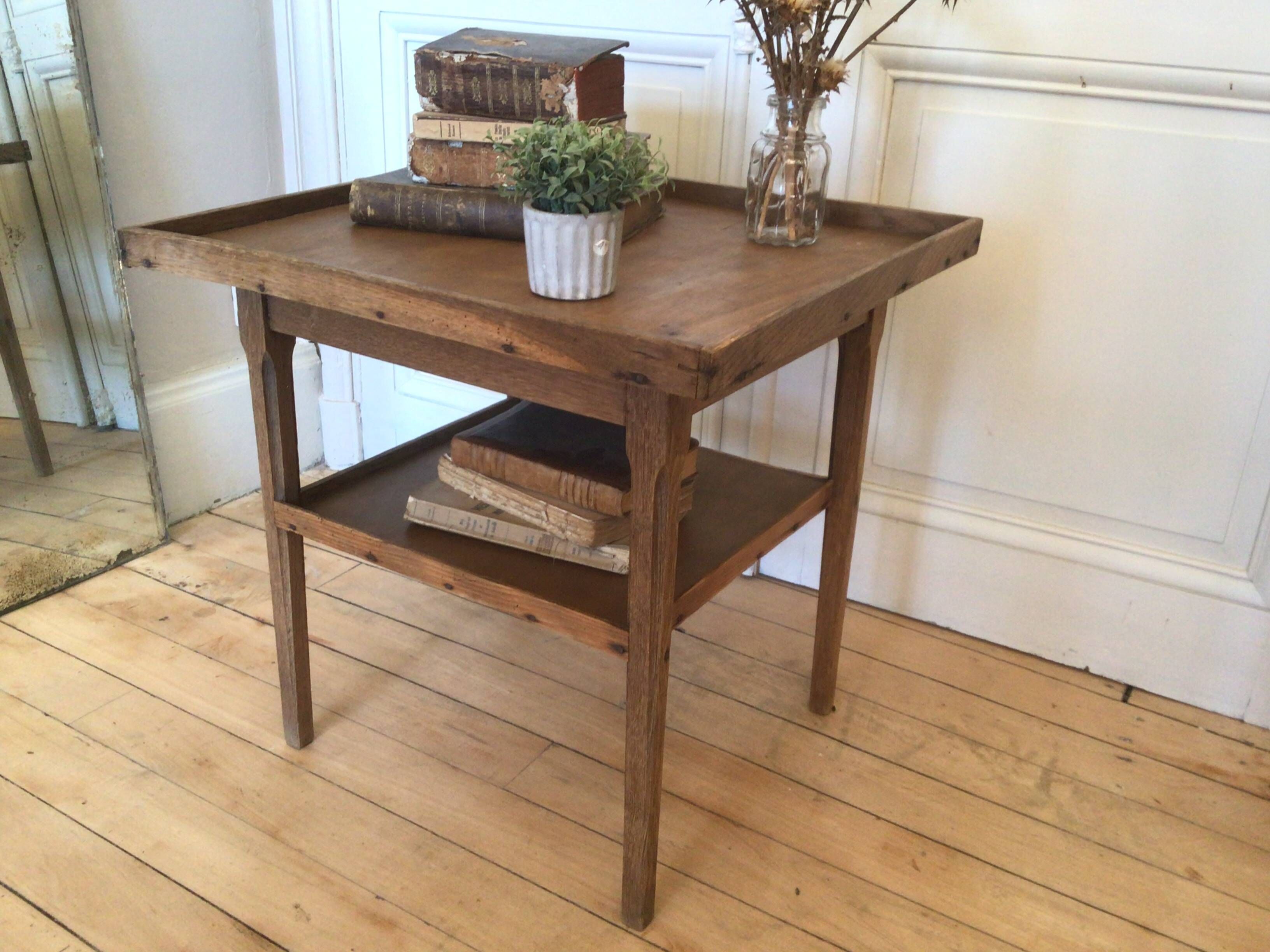Antique coffee table with 2 tiers