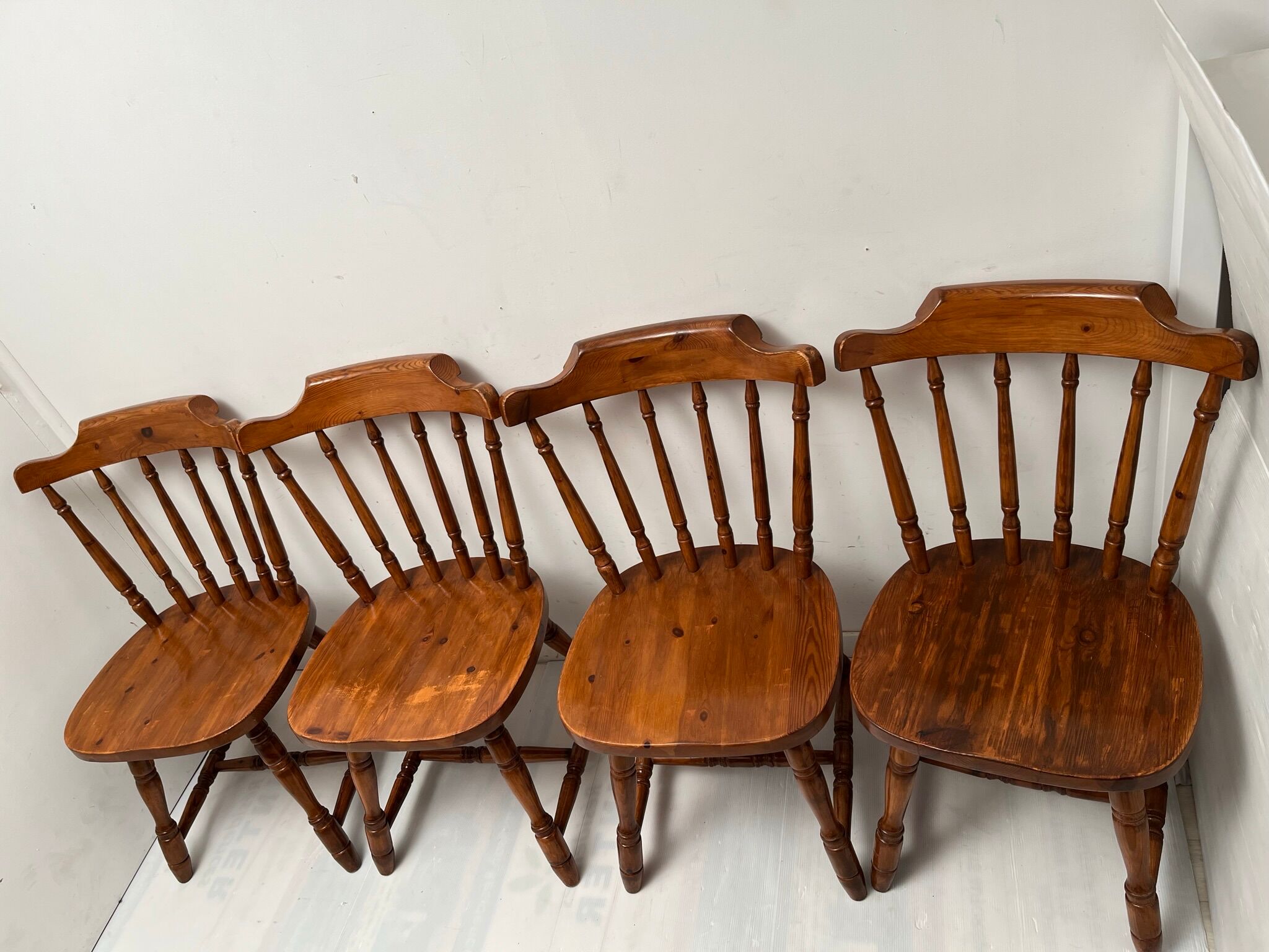 4 chaises western de saloon vintage 1970-1980