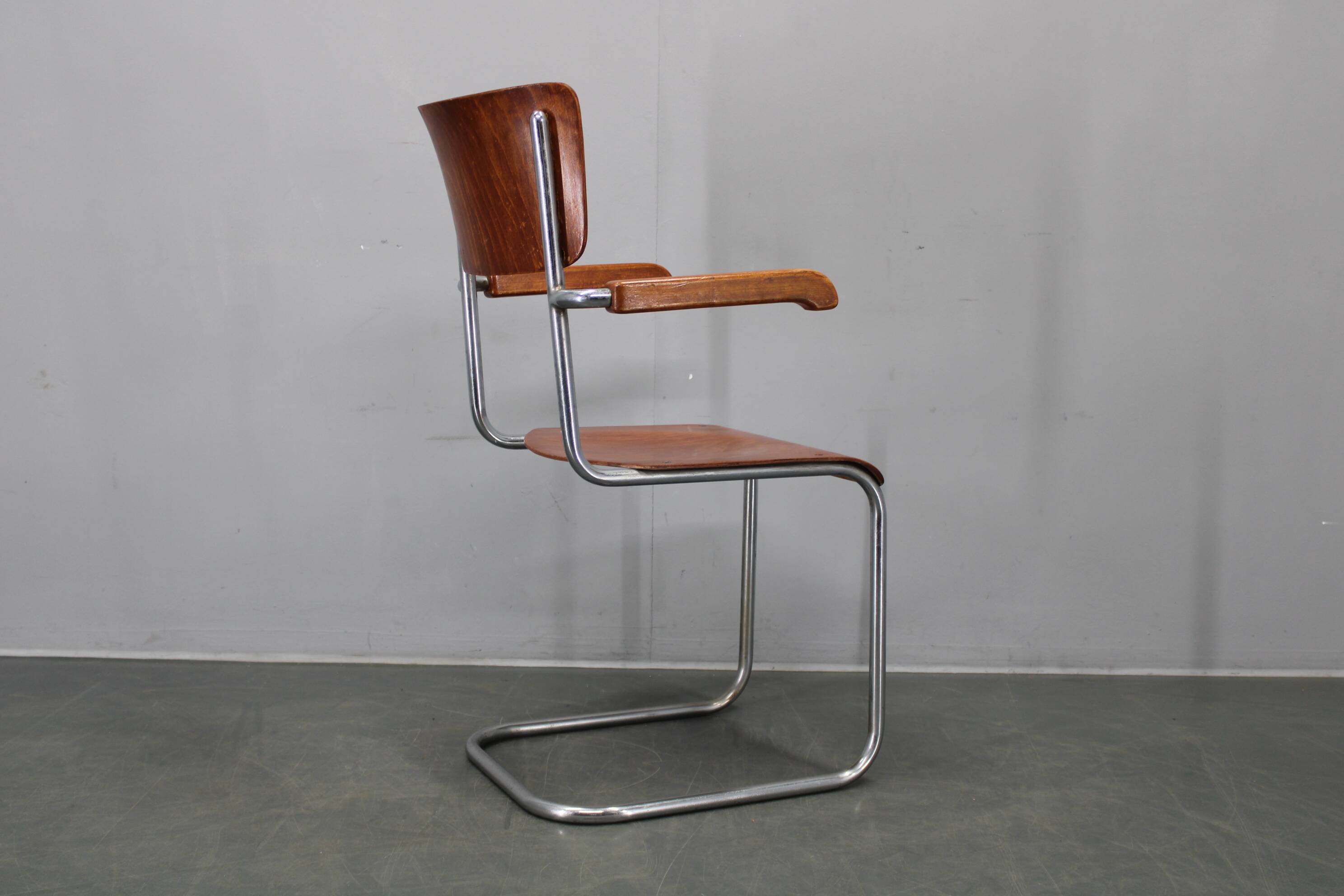 Bauhaus cantilever armchair in chrome tubular steel and beech, 1930s