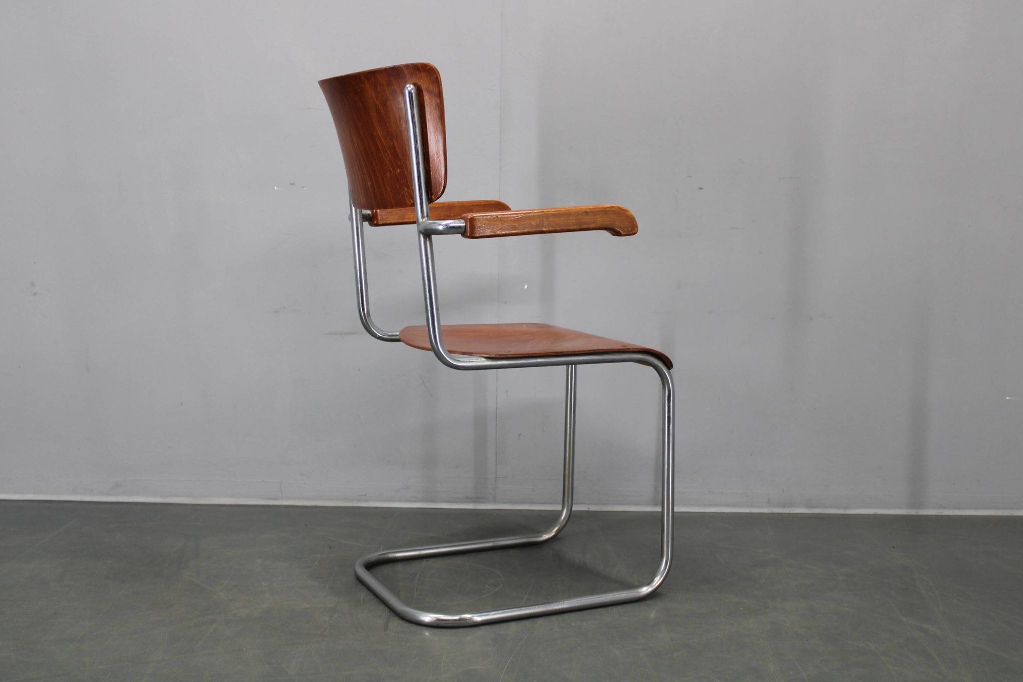 Bauhaus cantilever armchair in chrome tubular steel and beech, 1930s