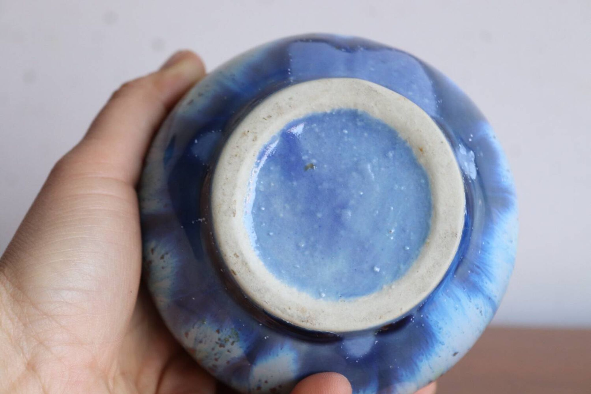 Petit vase en grès émaillé bleu nuancé