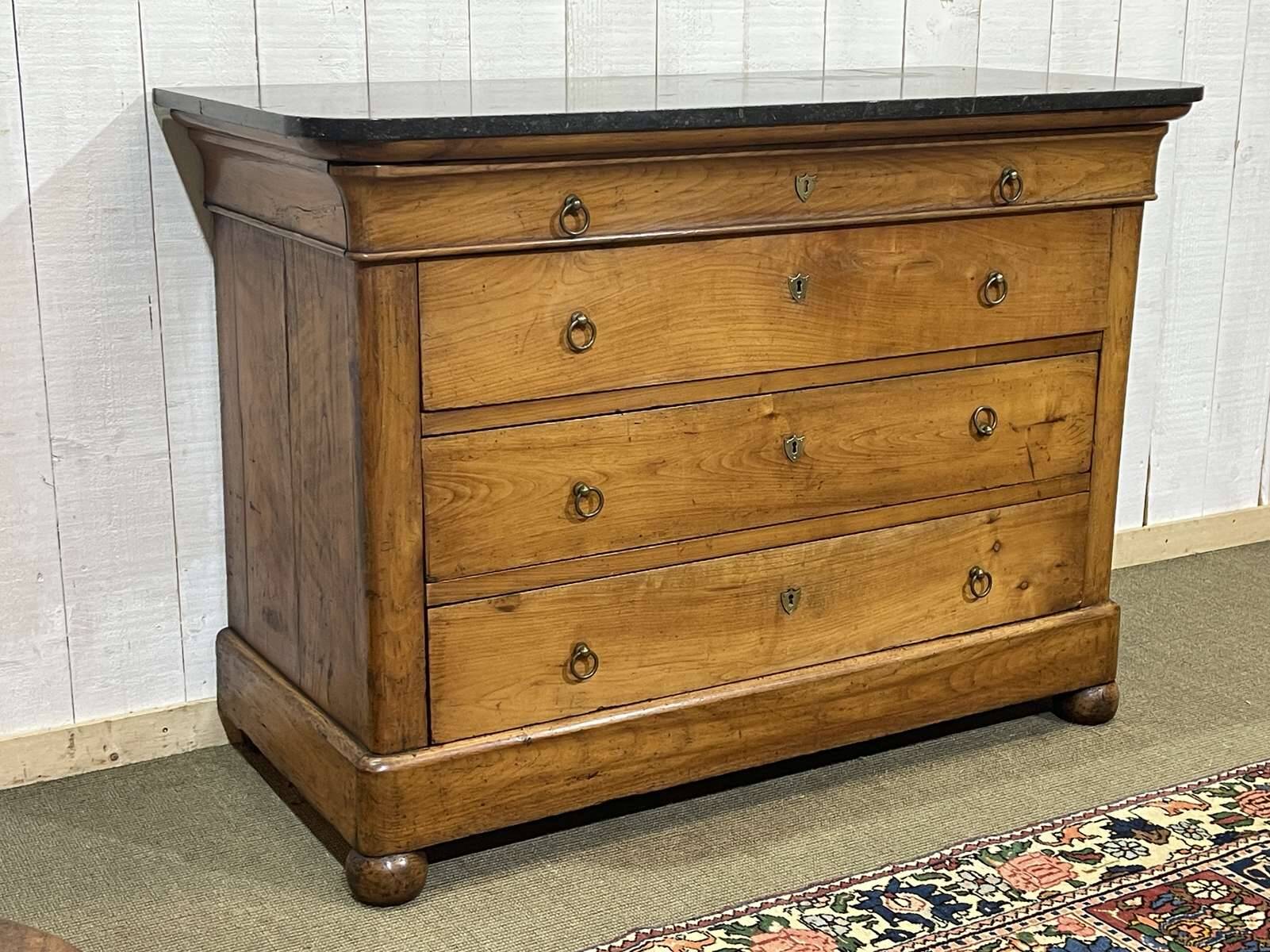Commode Restauration XIXème en merisier et dessus marbre noir