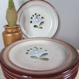 Beige stoneware flat plates with blue/gray flower by MBFA Pornic model Fanchon, set of 6