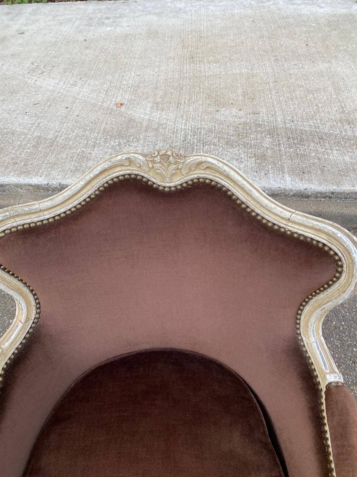 Fauteuil cabriolet Louis XV en bois massif beige et tissu velours marron