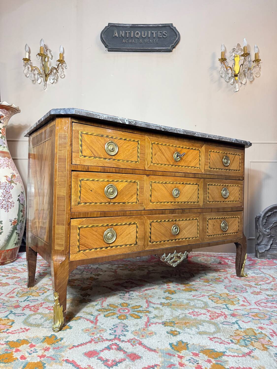 Commode en marqueterie d’époque transition xviii eme siècle