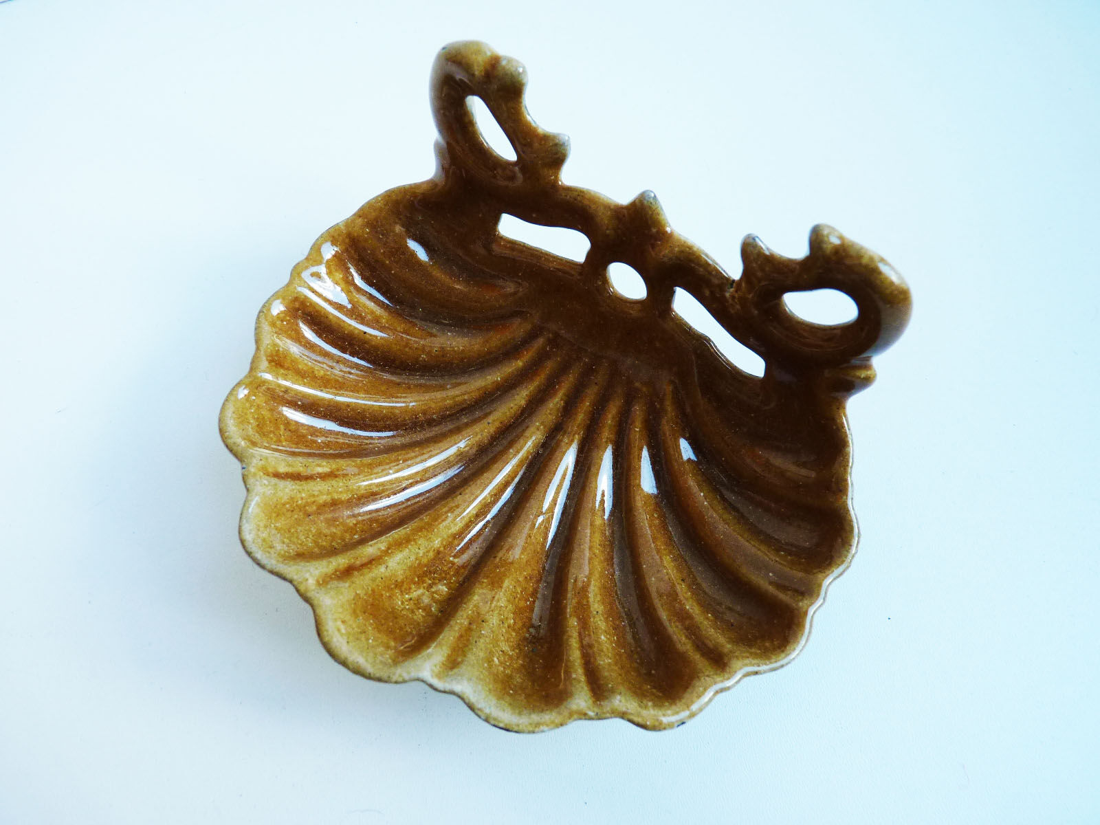 Enamelled cast iron shell soap port