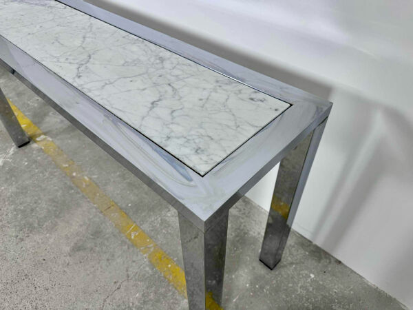 Console senventies structure chrome plateau marbre blanc