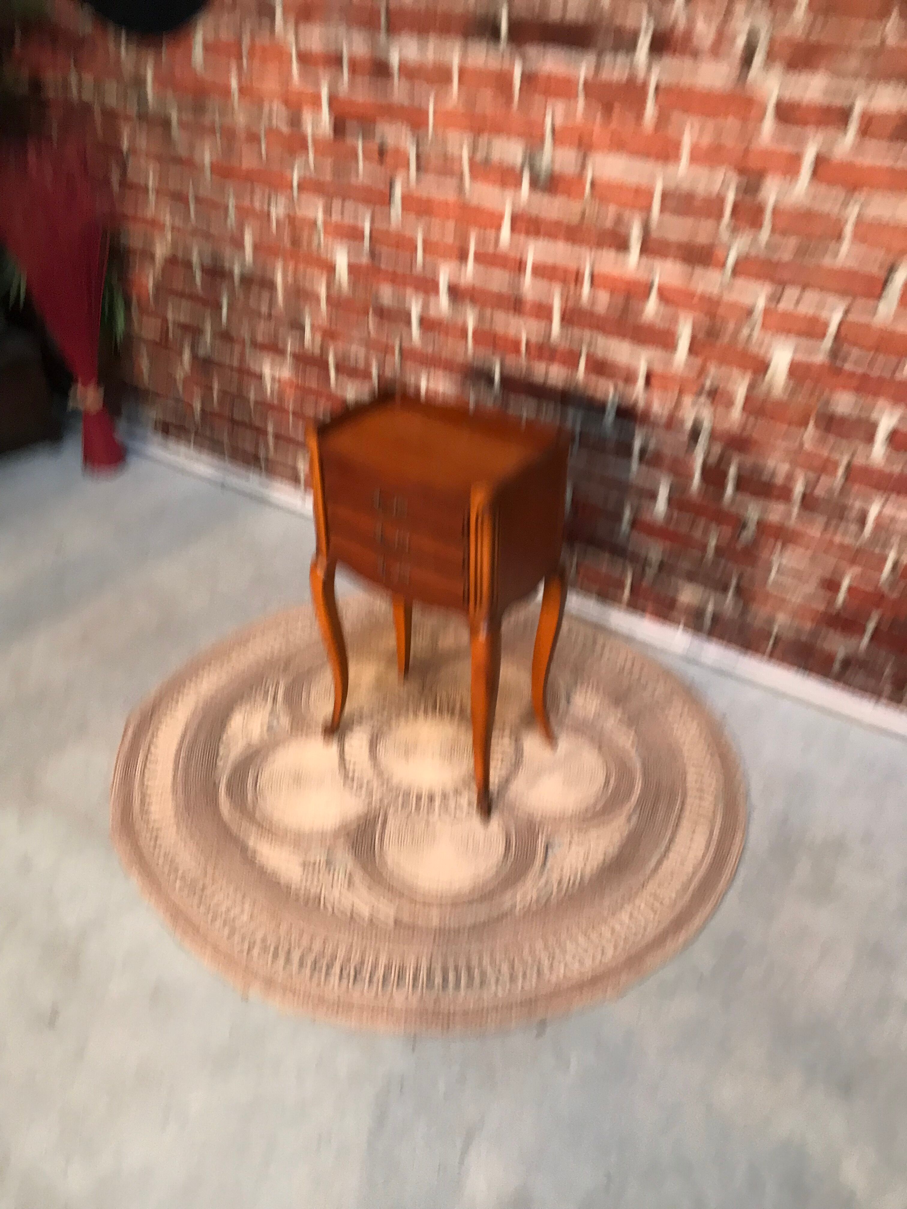 Table de chevet à poignées dorées