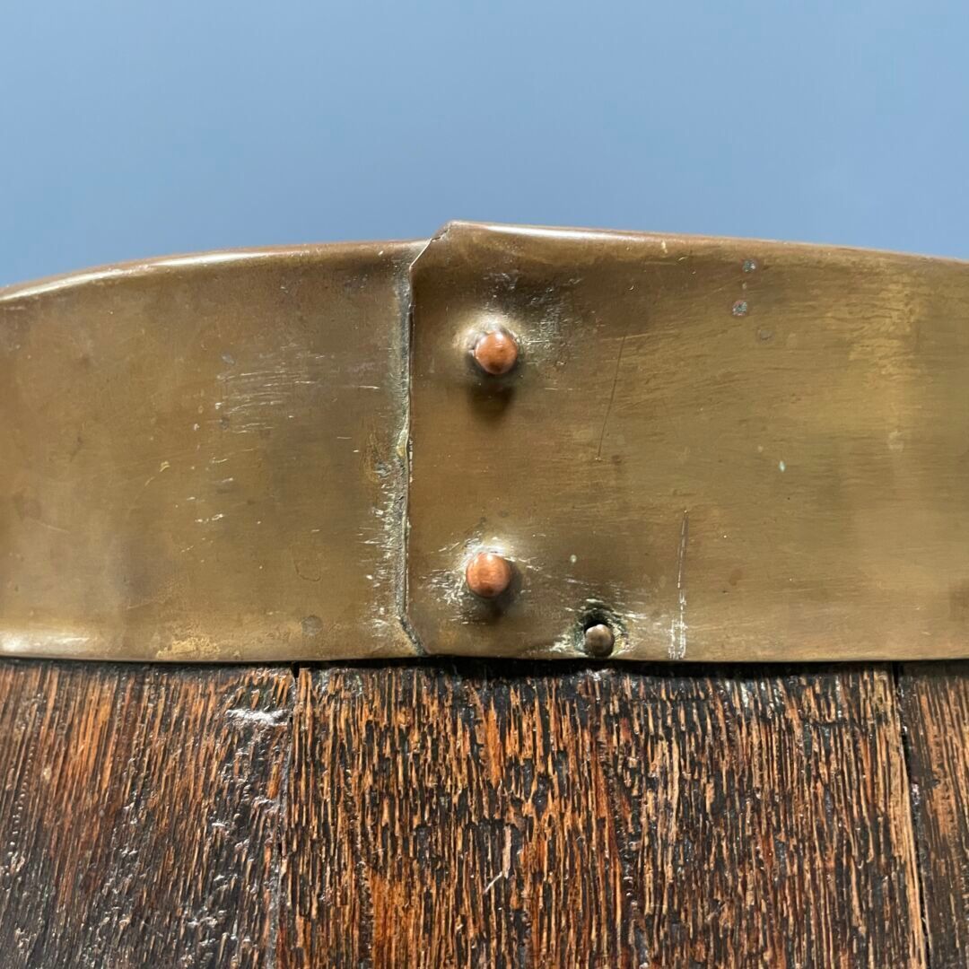 Fût ovale en chêne foncé avec bandes de cuivre