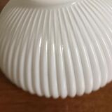 Tulipe en opaline blanche avec effet plissé pour suspension ou lampe à poser