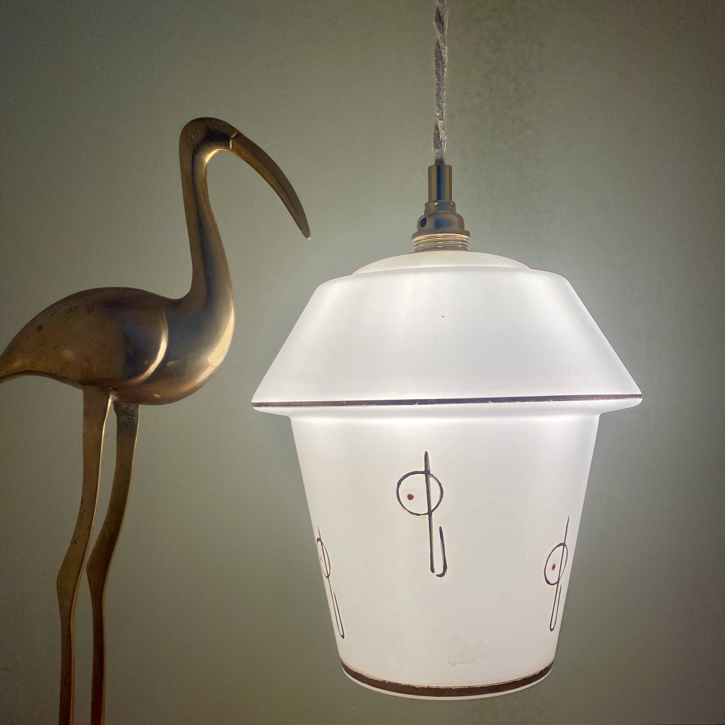 Suspension globe vintage en opaline blanche à décor doré