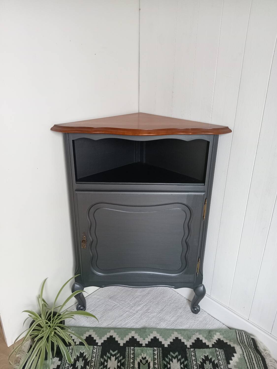 Corner cabinet