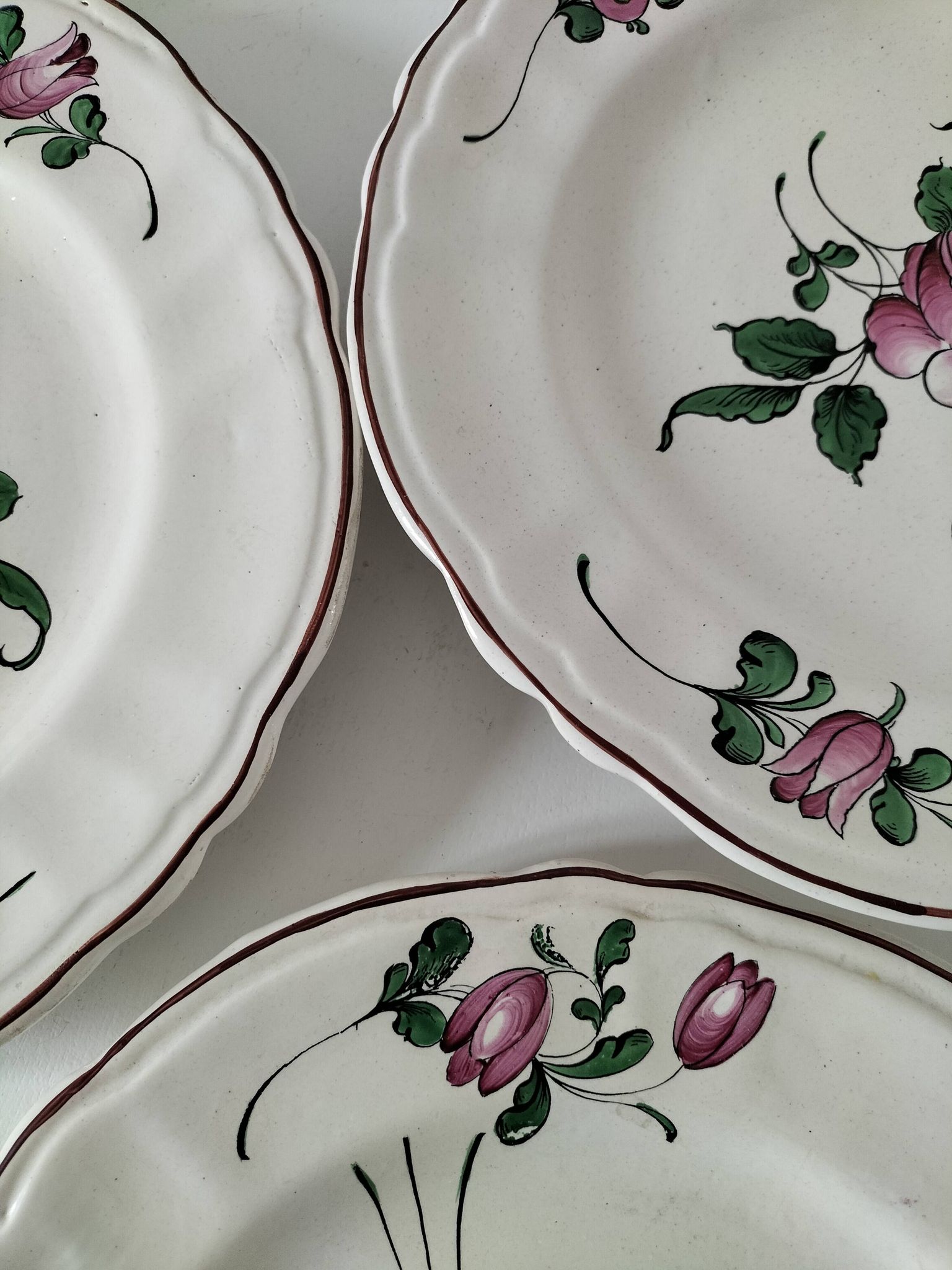 Trio d’assiettes anciennes peintes à la main