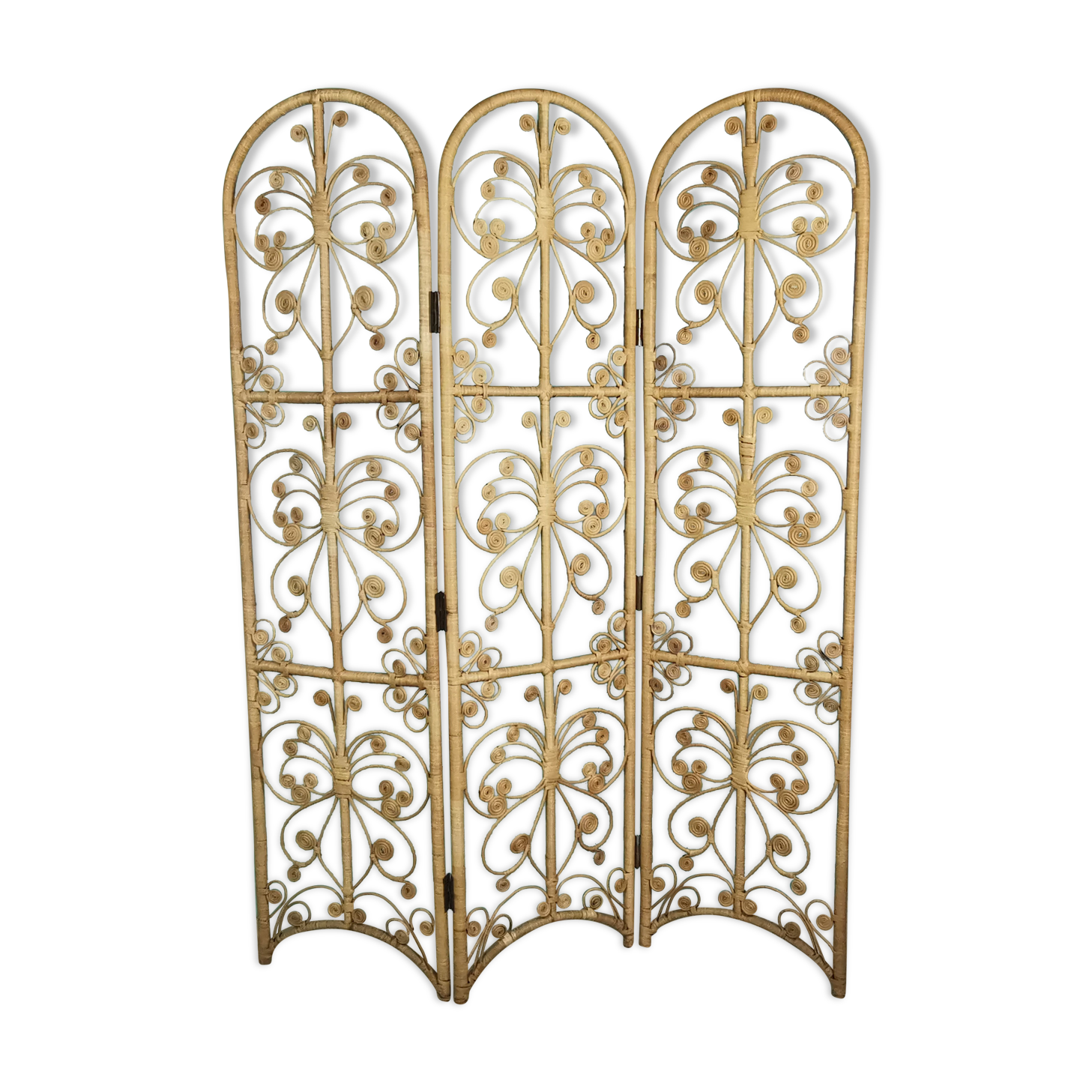 Peacok rattan screen