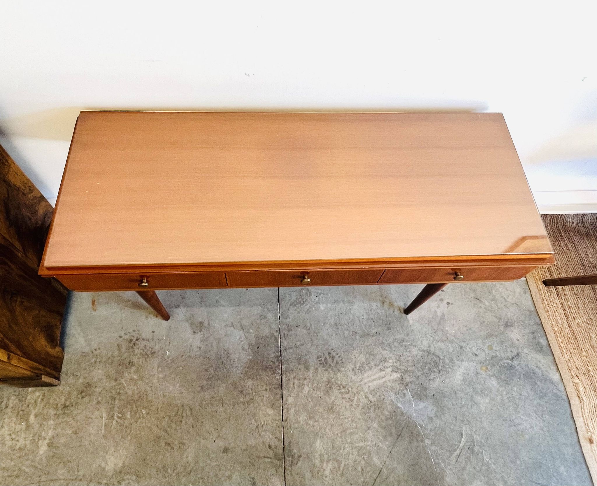 Console en teck années 50 par Gaston Poisson – 3 tiroirs, miroir