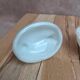 Petite poule couveuse en opaline blanche peinte ancienne